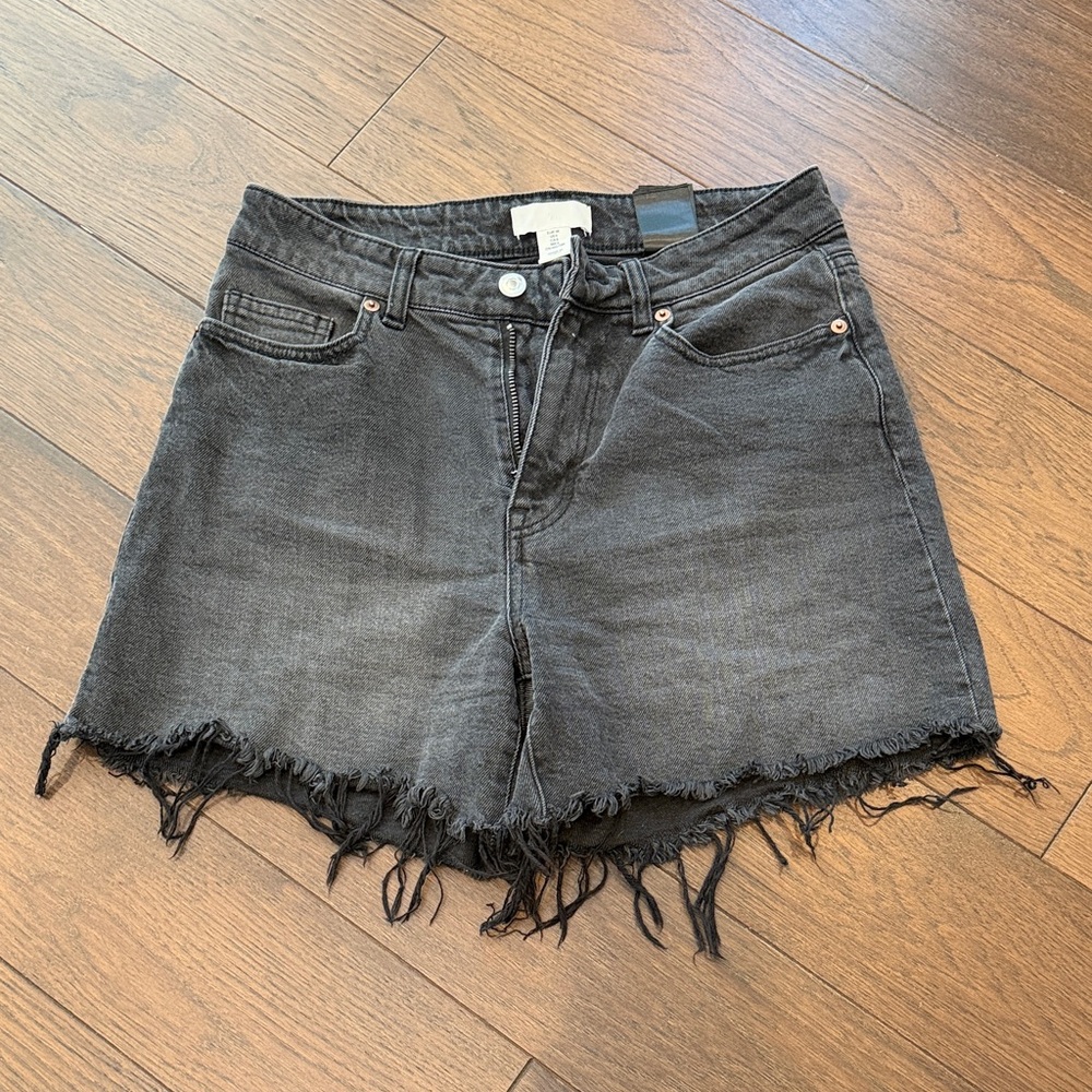 H&M Black Denim Frayed Hem Women Shorts Size 6 C27-023